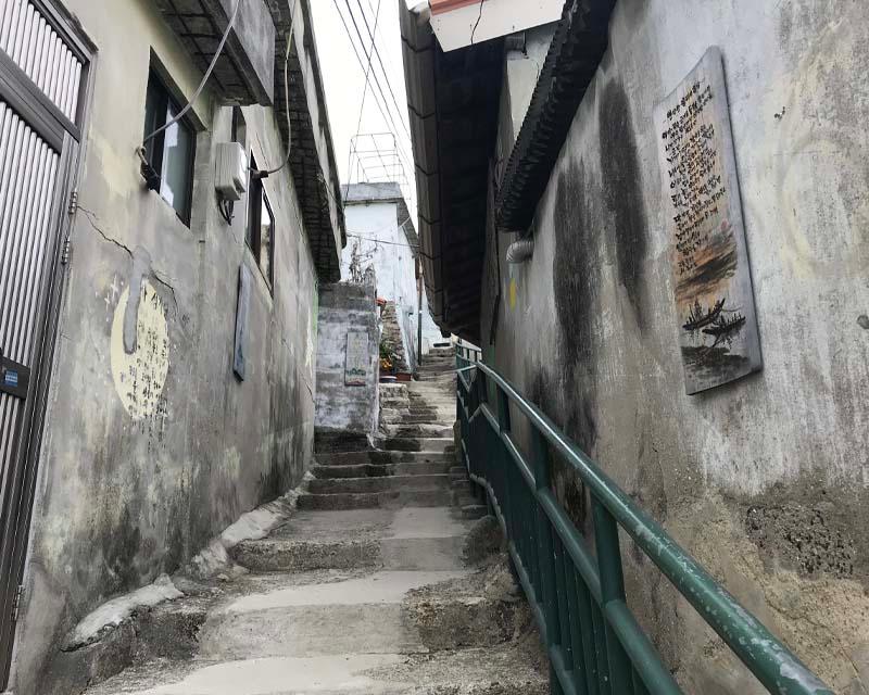 木浦詩畫村中，展示著色彩豐富的牆畫，為路過的旅客帶來無限驚喜。