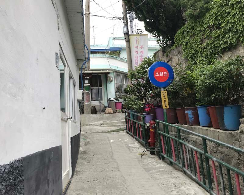 佈告欄上展示著懷舊的公告，給木浦詩畫村的遊客增添了一份復古的氛圍。