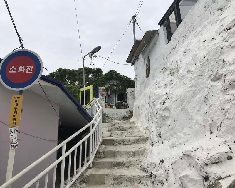 木浦詩畫村的巷道中，跳飛機遊戲的畫作喚起童年記憶。