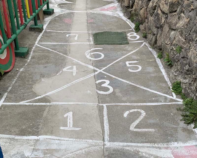 當地熱門的咖啡街，讓人放鬆享受慢活時光。