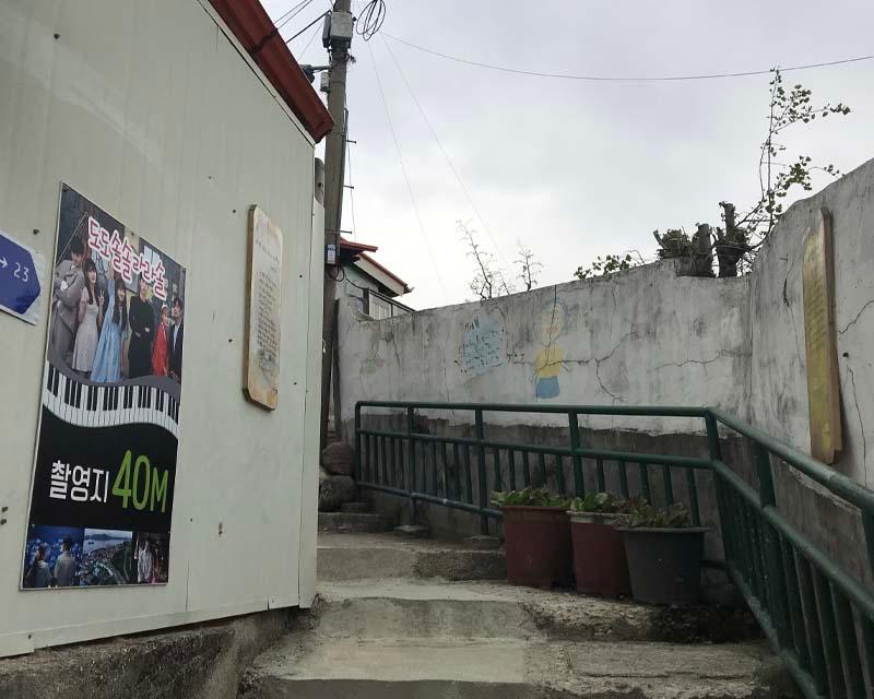 在詩畫村探索三個不同的道路選擇，其中一條是著名的電影拍攝地。