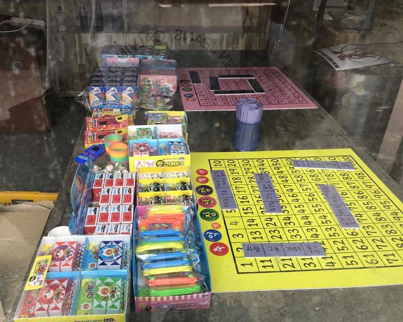 木浦小型超市中的內部櫃台，以《1987：逆權公民》電影為主題，增添當地文化特色。