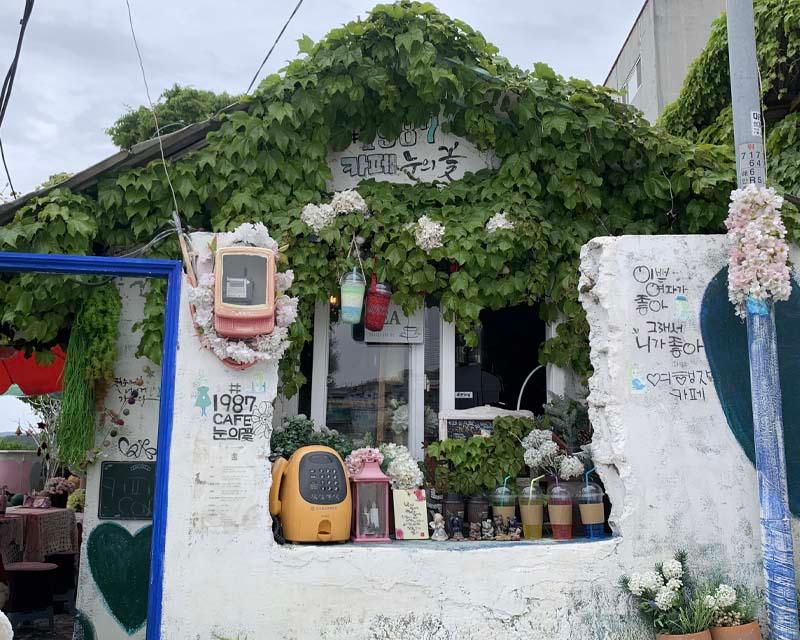 詩畫村中，遊客在心形符號畫滿的街道上悠閒步行。