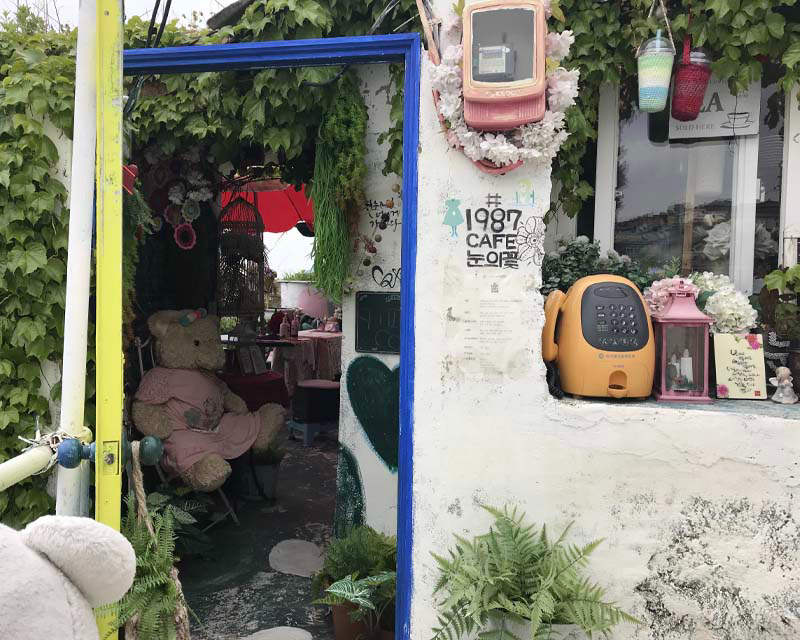 Cafe Hoa tuyết 1987 (1987 Cafe 눈의꽃) nổi tiếng ở làng Sihwa, Mokpo, Hàn Quốc