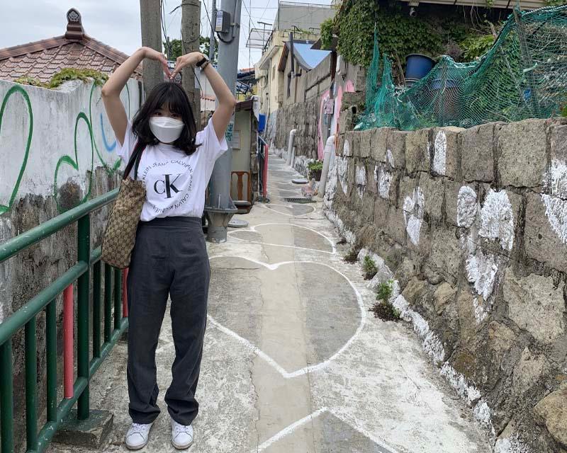 詩畫村的一條心形符號畫滿地面的小巷，提供遊客拍照打卡的理想地點。