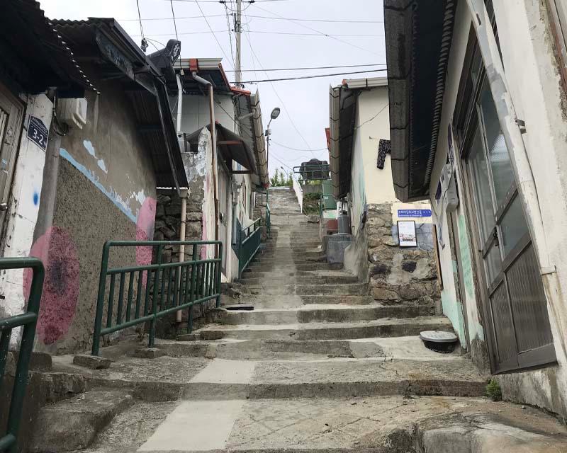 在木浦詩畫村選擇輕鬆的散步路線，讓遊客輕鬆感受村莊的魅力。