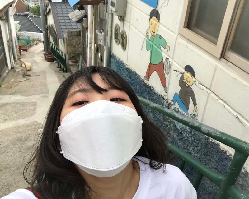 梯子盡頭展示著詩畫村獨特的藝術風格，適合藝術愛好者打卡。