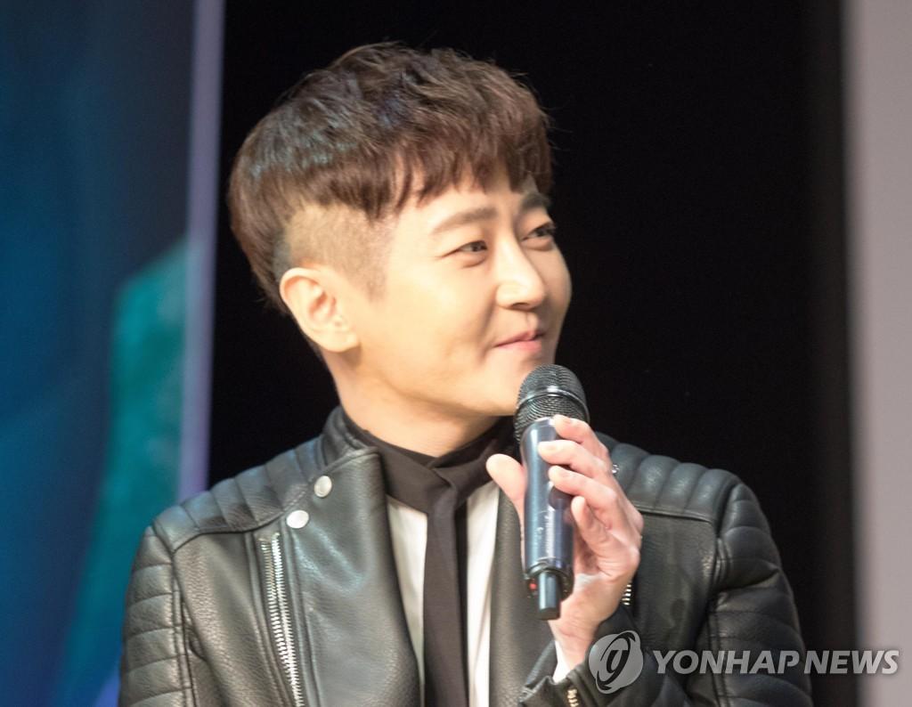 M.C the MAXのメンバー、ジェイ・ユンが黒いジャケットを着ている姿