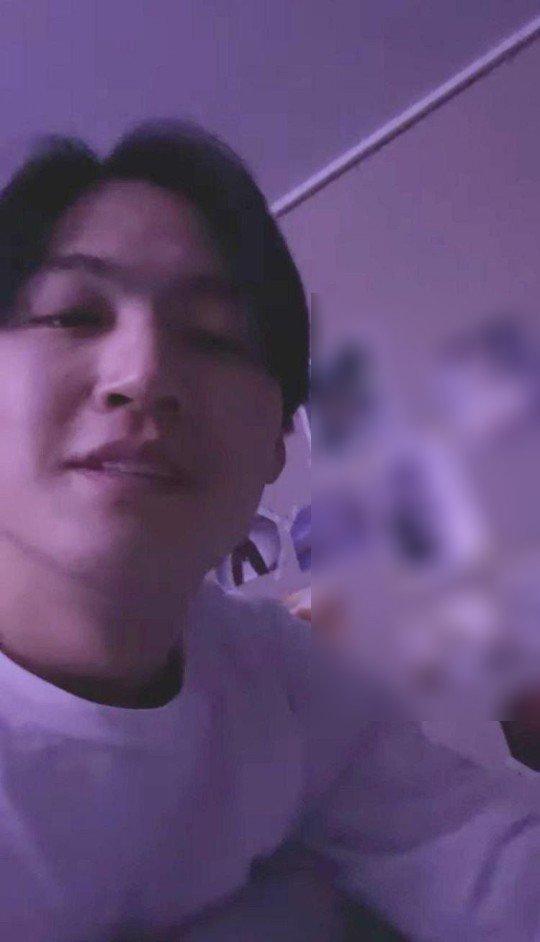 GOT7 JB喺直播中展示背景牆上嘅照片，引起大家嘅討論。