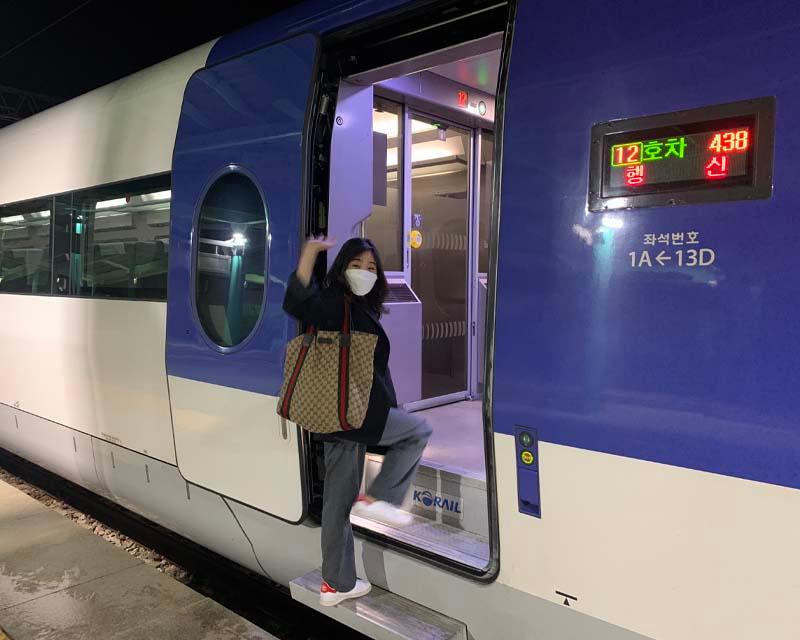 Voyageur montant à bord du train KTX en direction de Mokpo, départ anticipé pour une journée d'excursion depuis Séoul