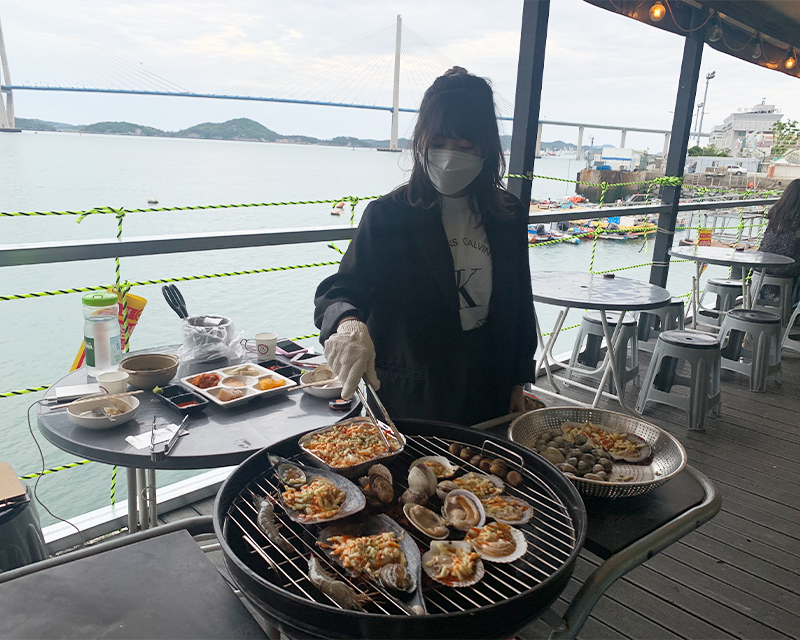 Dalbam Pocha girl grilling seafood