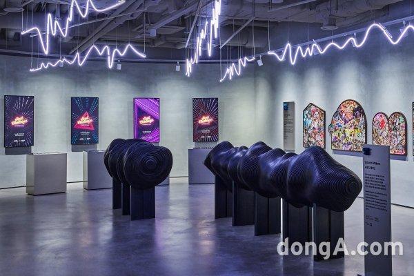  다양한 예술 작품과 조각들이 전시된 HYBE 인사이트 갤러리의 내부 모습.