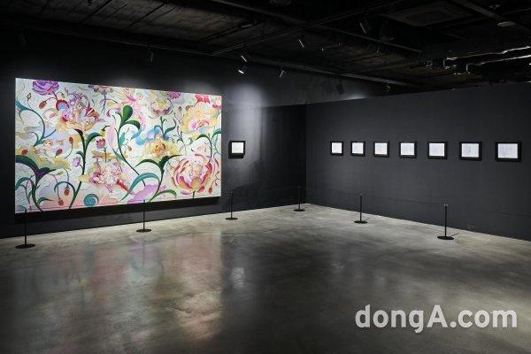  제임스 진의 '7명의 소년의 위로' 그림이 걸려 있는 HYBE 인사이트 갤러리 공간.