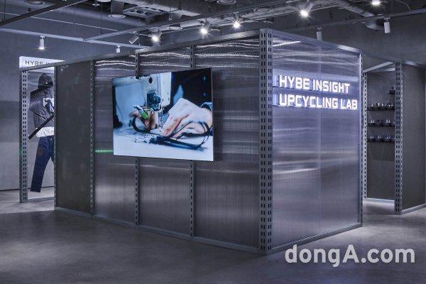  HYBE 인사이트 업사이클링 랩 공간, 철제로 만들어진 실내 공간.