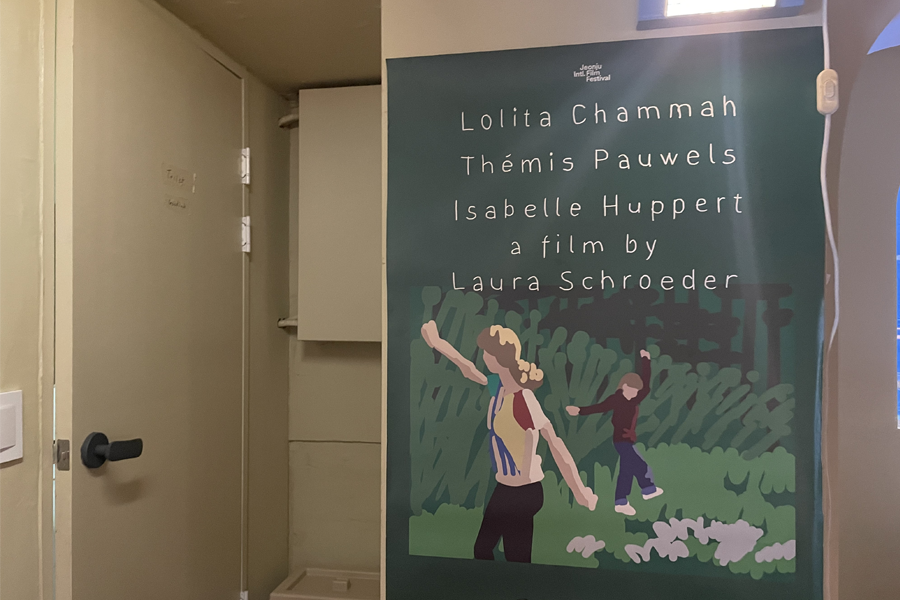 TALK NONSENSE 영화 포스터가 걸린 내부 사진입니다.