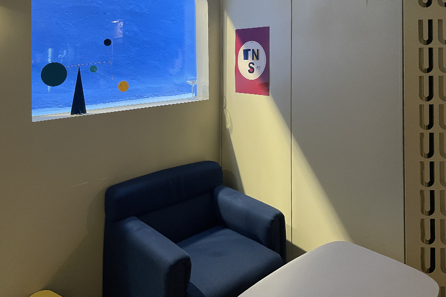 TALK NONSENSE 카페 편안한 의자와 인테리어 사진입니다.