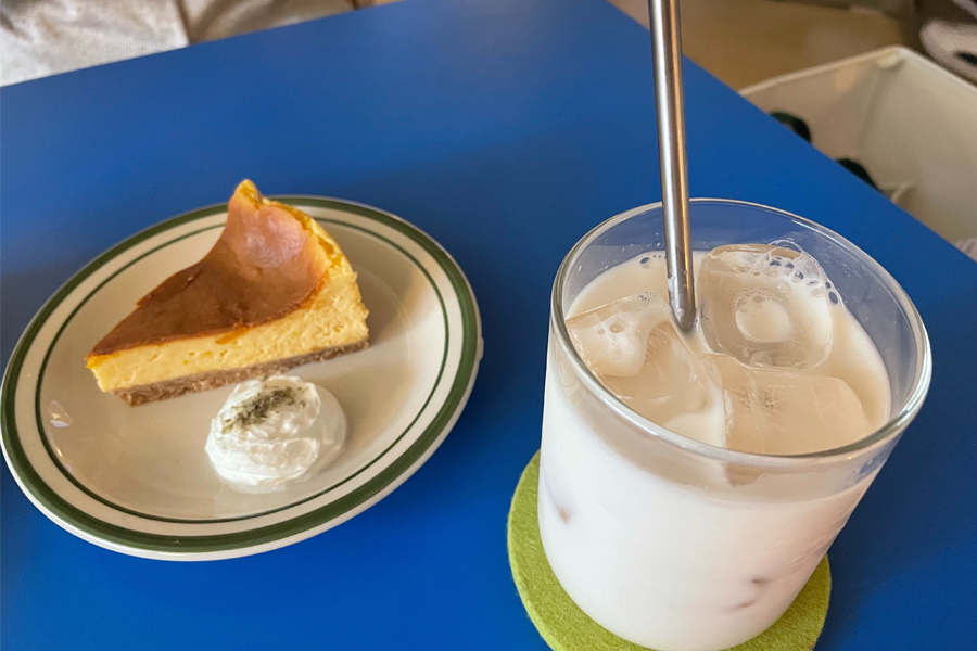 TALK NONSENSE 고소하고 맛있는 디저트와 음료 사진입니다.