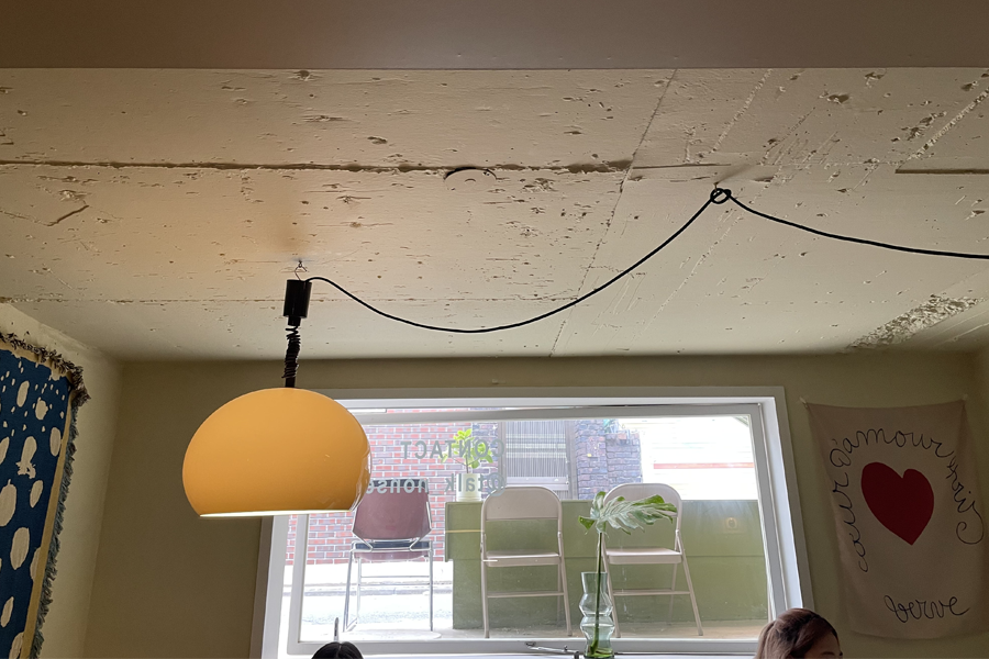 TALK NONSENSE 카페 인테리어와 조명 사진입니다.