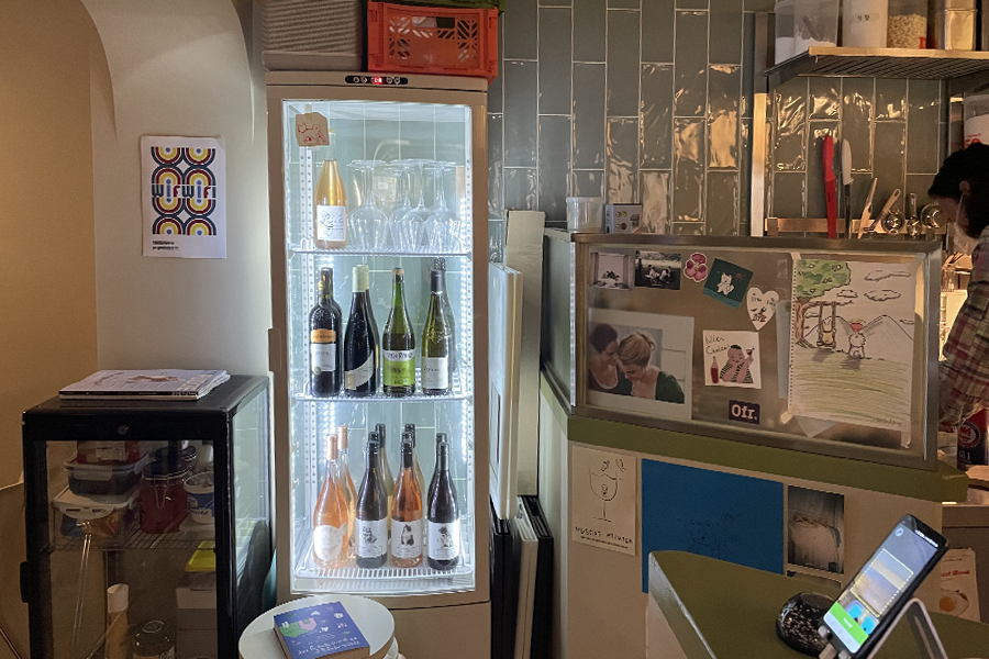 TALK NONSENSE 냉장고에 진열된 와인과 음료들이 보이는 사진입니다.