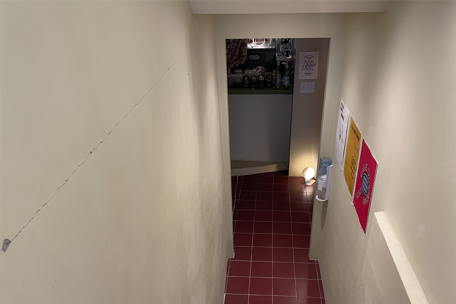 TALK NONSENSE 카페로 내려가는 계단의 사진입니다.