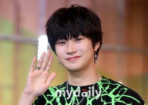 マルコ、謝罪のSNS投稿をする際の服装をした画像。イメージ重視のSEO目的で記載。