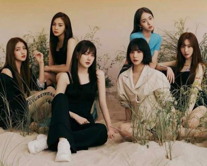 สมาชิก GFRIEND ในเสื้อผ้าสีดำและขาว โพสท่าในสภาพแวดล้อมธรรมชาติขณะถ่ายภาพรวมหมู่