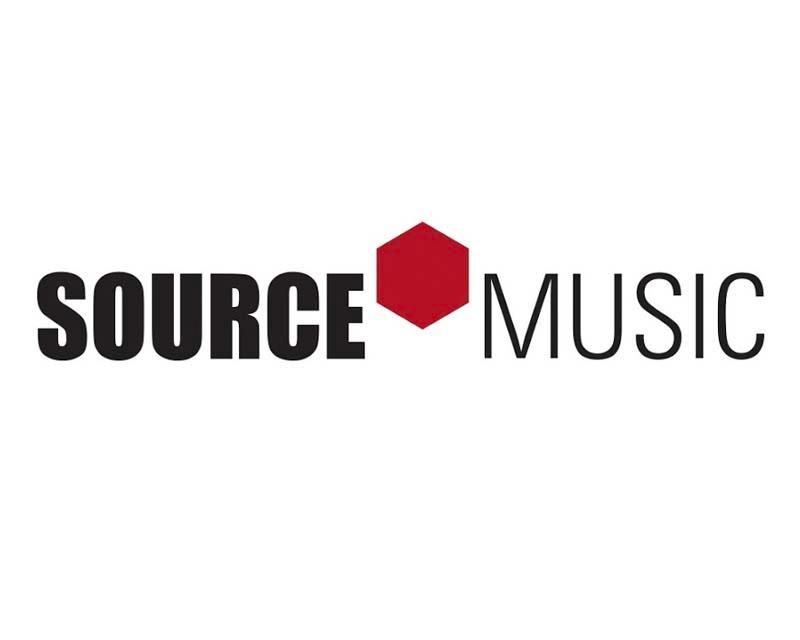 โลโก้ Source Music มีพื้นหลังสีขาวและตัวอักษรดำ-แดง