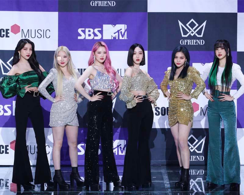 สมาชิก GFRIEND โพสท่าหมู่ในงานแถลงข่าวกับแบ็คกราวด์โลโก้ GFRIEND และ SBS MTV