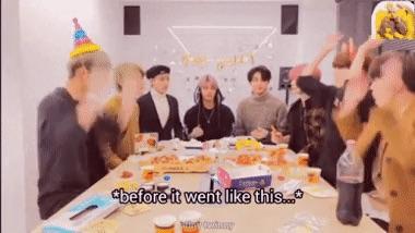 สมาชิก ATEEZ จงโฮพยายามเช็ดน้ำที่หกระหว่างเล่นเกมในไลฟ์