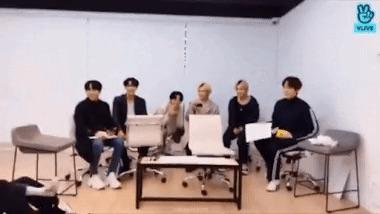 สมาชิก ATEEZ มินกีล้มลงขณะพยายามกระโดดกอดเพื่อนในไลฟ์