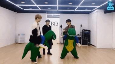 ซาน ATEEZ ตื่นเต้นมากกับชุดไดโนเสาร์พร้อมแสดงการเคลื่อนไหวที่น่าสนใจในไลฟ์