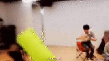 สมาชิก ATEEZ เลอะเทอะขณะนั่งบนเบาะลมระหว่างไลฟ์