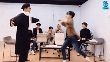 มินกีพยายามกระโดดกอดซานจาก ATEEZ แต่ไม่สำเร็จในไลฟ์