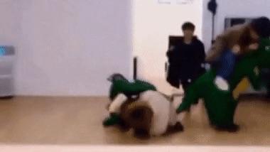 มินกีสัมผัสประสบการณ์ฮาขณะที่พยายามลุกขึ้นในชุดไดโนเสาร์