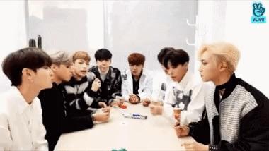 ซานจาก ATEEZ แอบกินไอศครีมของซองฮวาในไลฟ์พร้อมทำหน้าตาย