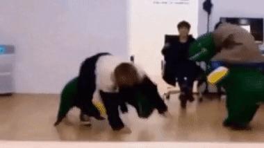 มินกีจาก ATEEZ ล้มในชุดไดโนเสาร์ไม่สามารถลุกขึ้นได้ในไลฟ์