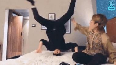 ยุนโฮทำท่าหกสูงในไลฟ์สตรีม ATEEZ แต่พลาดตกลงมาที่ข้างเตียง