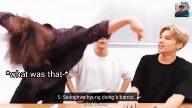 สมาชิก ATEEZ ซานทำท่ามั่นลงน้ำหกระหว่างไลฟ์