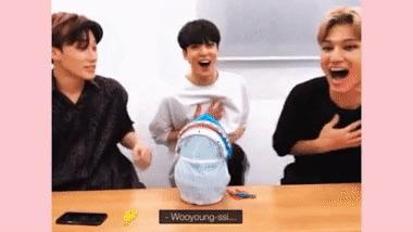 เมมเบอร์ ATEEZ แสดงปฏิกิริยาตลกเมื่อเผชิญเหตุการณ์คาดไม่ถึงในไลฟ์