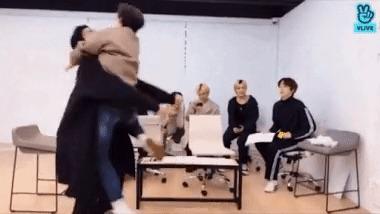 มินกีจาก ATEEZ ล้มเหลวขณะกระโดดกอดซานในไลฟ์สตรีม