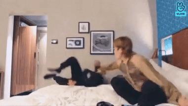 สมาชิก ATEEZ ยุนโฮเสียหลักขณะพยายามทำท่าหกสูงในไลฟ์