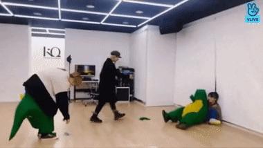 สมาชิก ATEEZ ซานทำท่าตลกในชุดไดโนเสาร์ระหว่างไลฟ์สตรีม