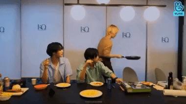 ยอซังจาก ATEEZ พยายามทำอาหารโชว์ให้สมาชิกและแฟนๆดูในไลฟ์