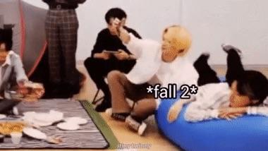 ชองฮวาและเพื่อนร่วมวง ATEEZ ล้มจากการเล่นเบาะลมในไลฟ์สตรีม