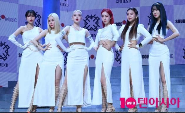 GFRIENDのメンバーたちがホワイトの衣装を纏い、ステージ上でポーズを取っている
