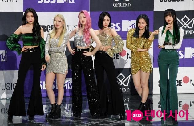 グループGFRIENDのメンバーがカラフルな衣装を着てポーズをとっている画像