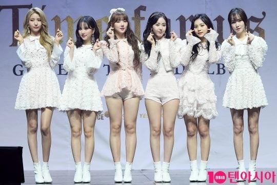 GFRIENDのメンバーたちが白のレース衣装で可愛くポーズを取っている