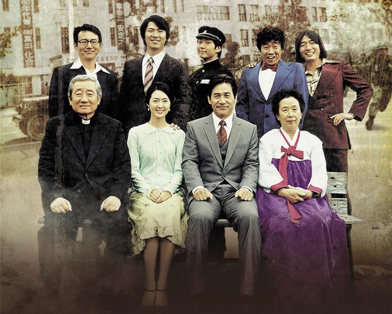 光州事件電影《華麗的假期》宣傳海報中的主角姜民宇與家人，講述他們在1980年光州事件中的故事。