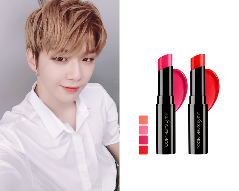 姜丹尼爾展示 JUNG SAEM MOOL 水感絲滑染色潤唇膏，這款產品提供豐富的滋潤和持久的色彩效果。