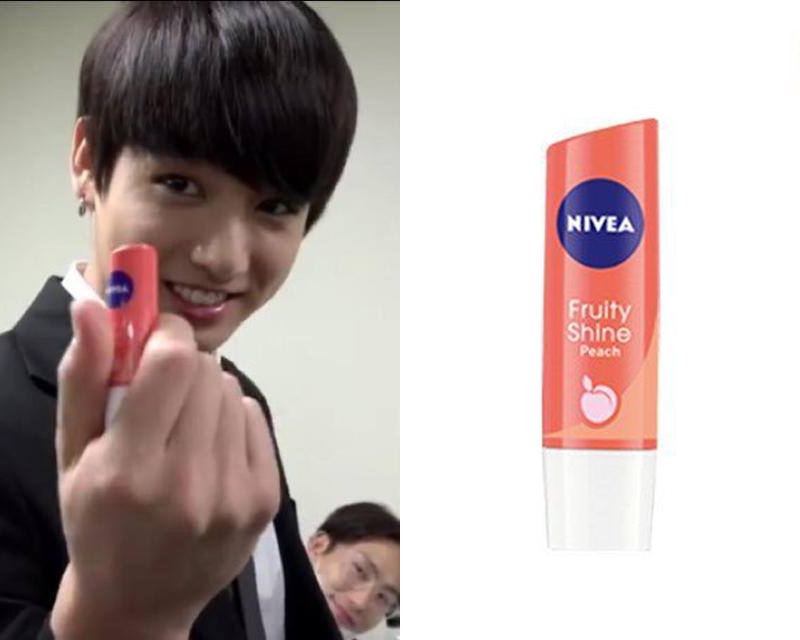 BTS 成員展示妮維雅果漾潤彩蜜唇膏，這款水蜜桃色潤唇膏提供顯著的滋潤和明亮的色彩效果。